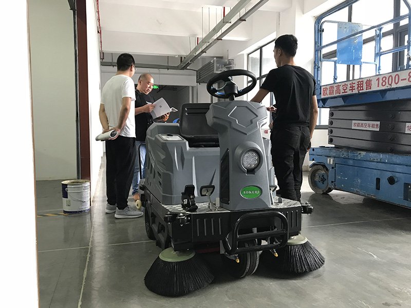 客户莅临现场考察成都扫地机