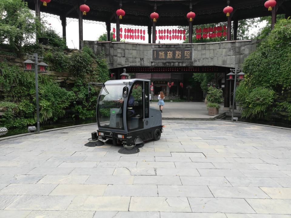 成都扫地机OS-V5在景区