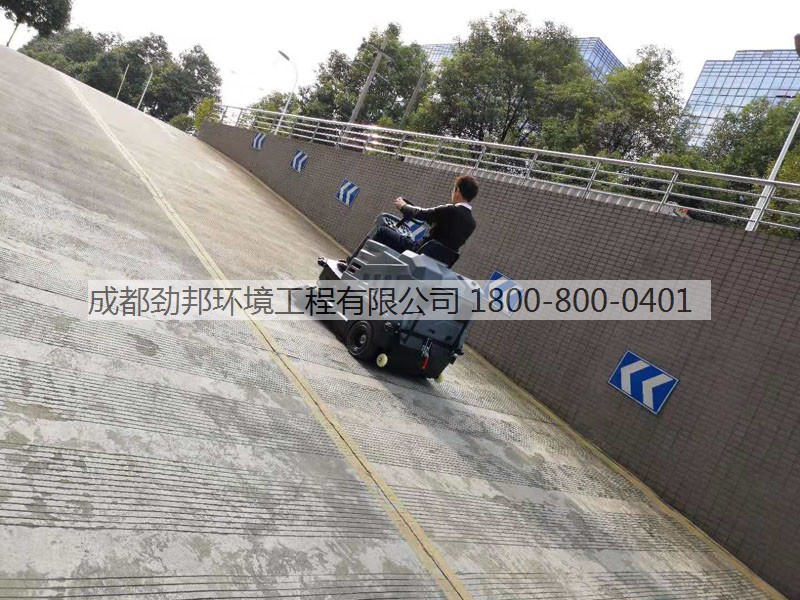 驾驶式扫地机在医院的应用