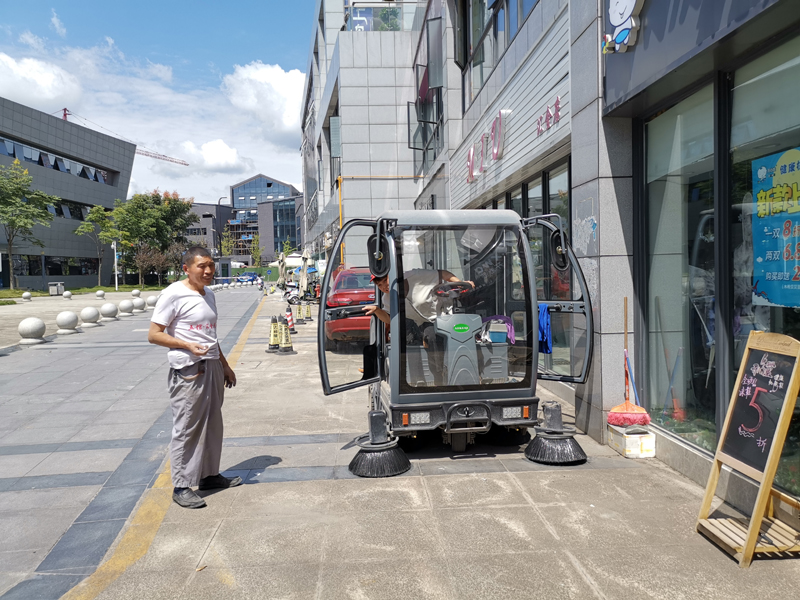 成都扫地机扫地车适合学校使用吗